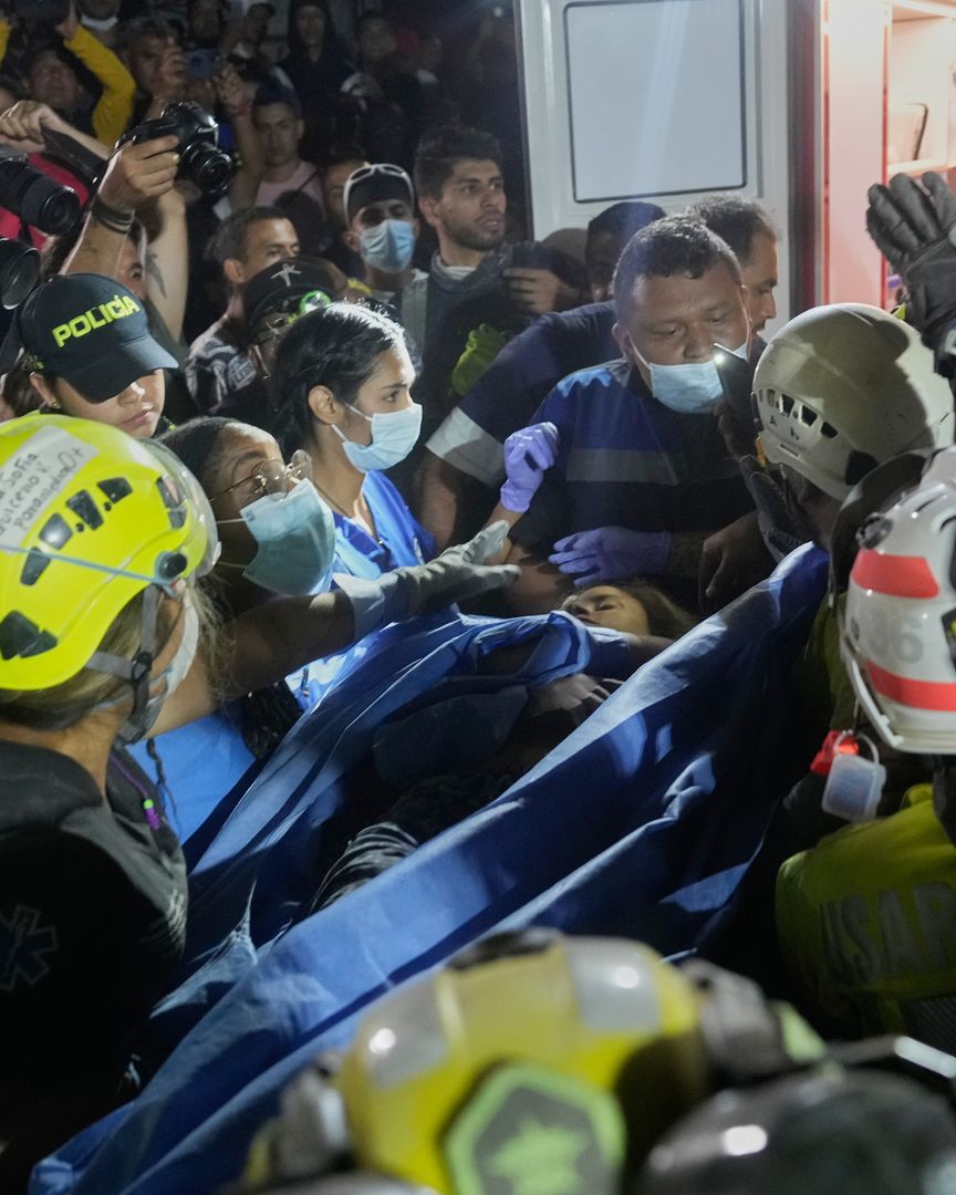 Continúan los trabajos de búsqueda y rescate de sobrevivientes. Foto: AP